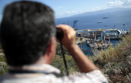 Kapal pesiar Costa Concordia mulai diangkat