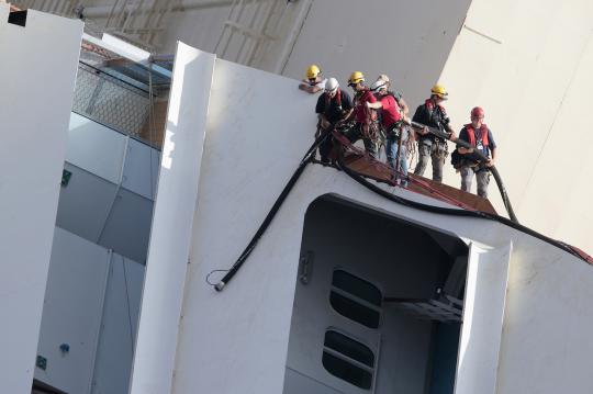 Kapal pesiar Costa Concordia mulai diangkat