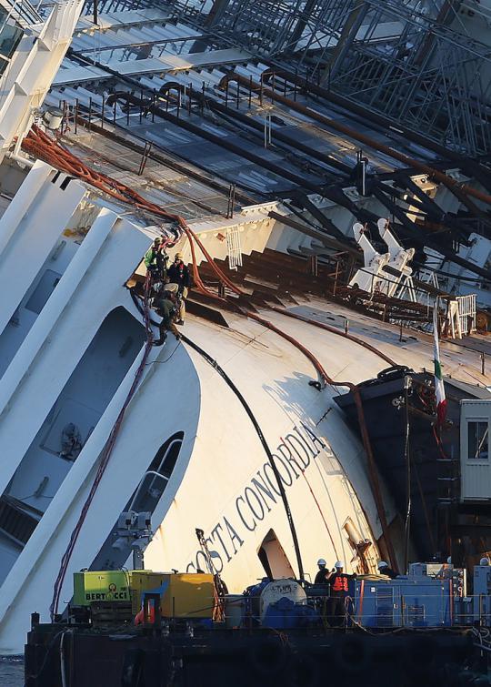 Kapal pesiar Costa Concordia mulai diangkat