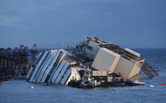 Kapal pesiar Costa Concordia mulai diangkat