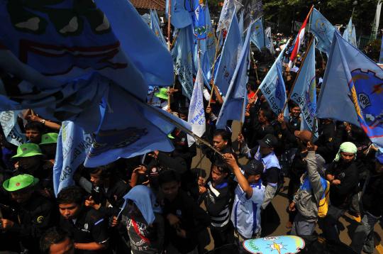 Tolak upah murah, ratusan buruh unjuk rasa bawa keranda