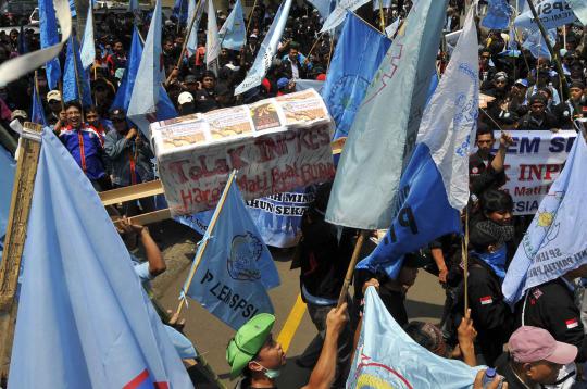 Tolak upah murah, ratusan buruh unjuk rasa bawa keranda