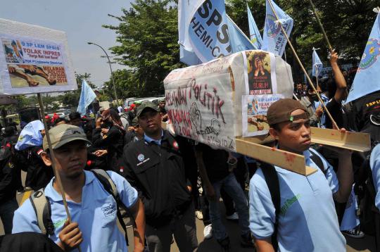 Tolak upah murah, ratusan buruh unjuk rasa bawa keranda