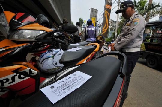 Tertibkan parkir liar, petugas Dishub cabut pentil motor