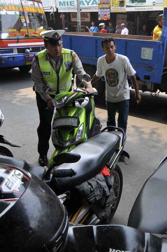 Tertibkan parkir liar, petugas Dishub cabut pentil motor