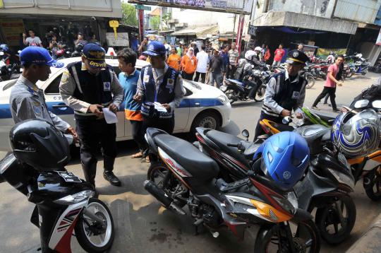 Tertibkan parkir liar, petugas Dishub cabut pentil motor