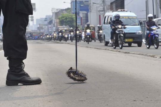 Perjuangan Saber, relawan pembersih ranjau paku di jalan raya