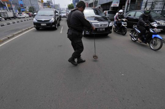 Perjuangan Saber, relawan pembersih ranjau paku di jalan raya