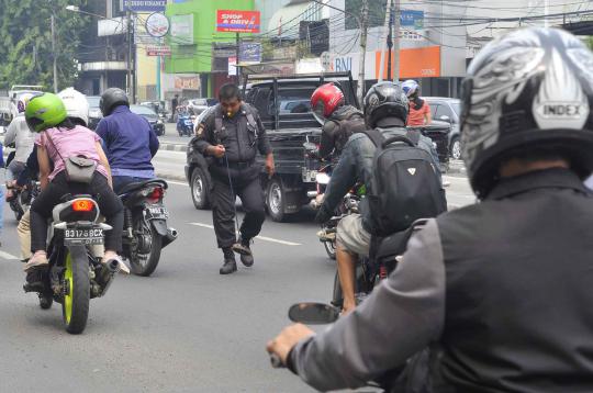 Perjuangan Saber, relawan pembersih ranjau paku di jalan raya