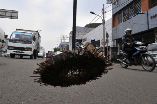 Perjuangan Saber, relawan pembersih ranjau paku di jalan raya