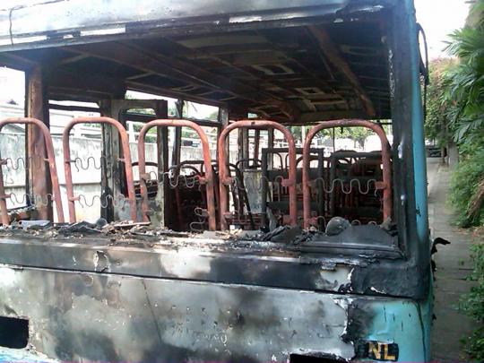 Tabrak anggota TNI, bus Kowanbisata dibakar massa