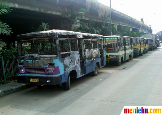 Foto : Tabrak Anggota TNI, Bus Kowanbisata Dibakar Massa| Merdeka.com