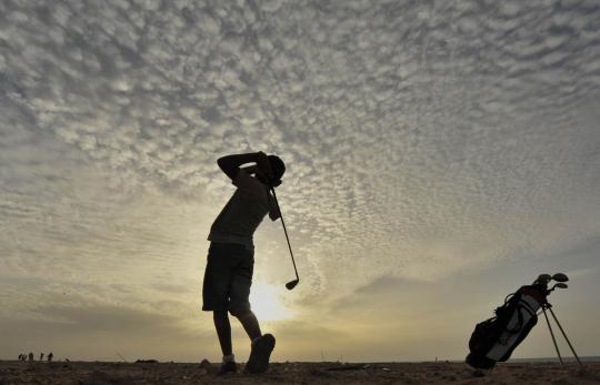 Aksi bocah Libya yang jago main golf di Pantai Tripoli