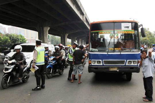 Dishub dan polisi gelar razia angkutan umum di Cempaka Mas