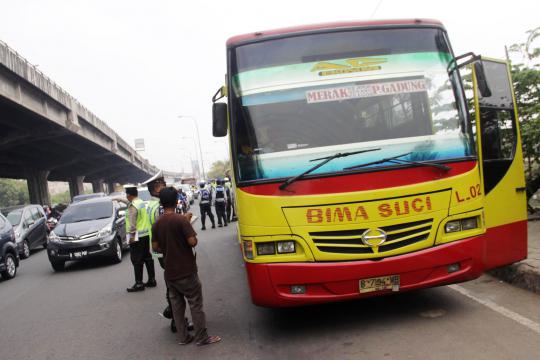 Dishub dan polisi gelar razia angkutan umum di Cempaka Mas