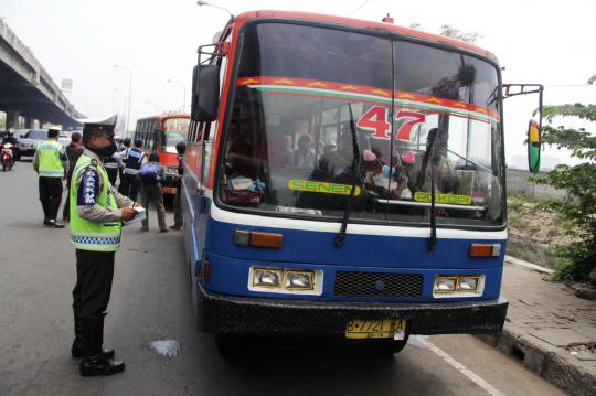 Dishub dan polisi gelar razia angkutan umum di Cempaka Mas