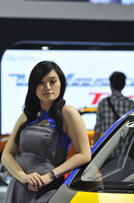 Wajah-wajah cantik di pameran otomotif IIMS 2013