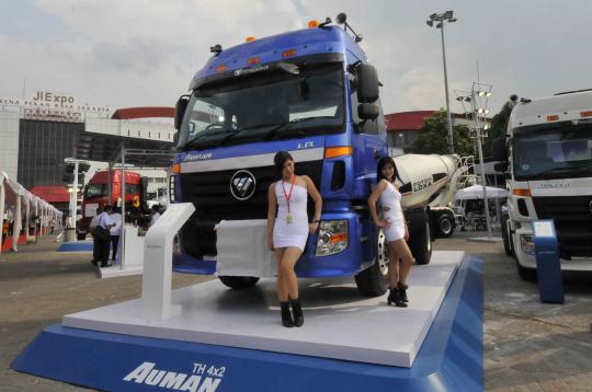 Wajah-wajah cantik di pameran otomotif IIMS 2013