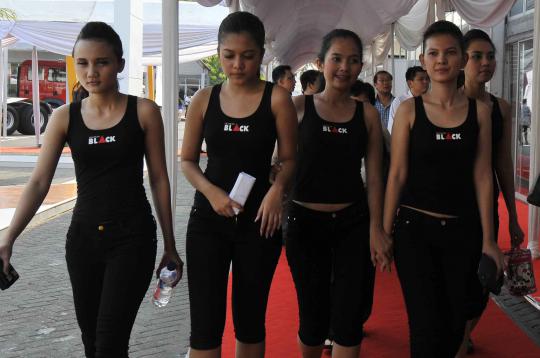 Kisah para wanita menggeluti dunia model pameran otomotif