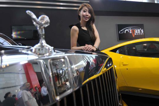 Kisah para wanita menggeluti dunia model pameran otomotif