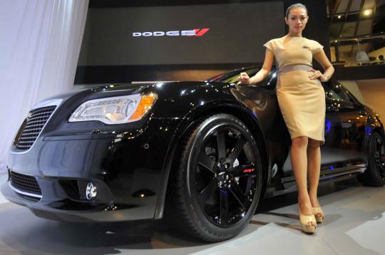 Pesona model seksi hiasi mobil mewah di pameran IIMS 2013