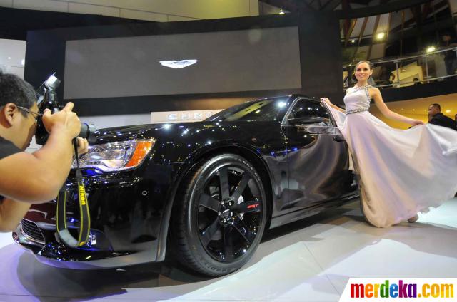  Foto Pesona model seksi hiasi mobil mewah di pameran 