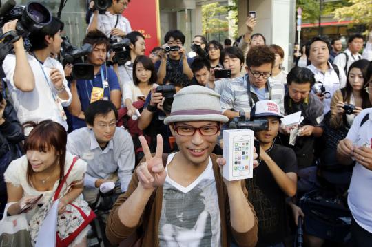 Berkostum unik, warga Jepang antusias antre iPhone 5S dan 5C