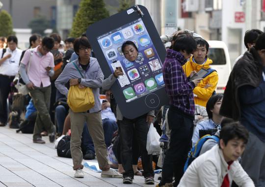 Berkostum unik, warga Jepang antusias antre iPhone 5S dan 5C