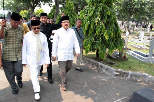 Foke temani Habibie ziarah ke makam Ainun