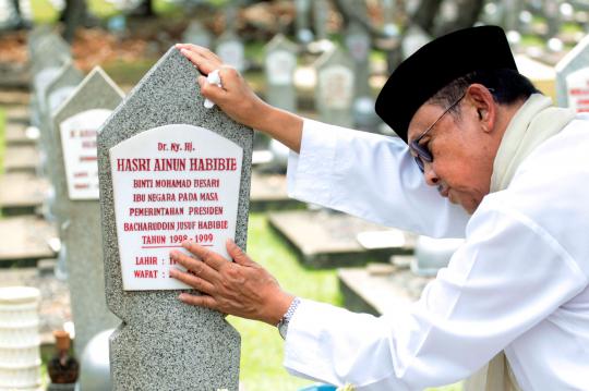 Foke temani Habibie ziarah ke makam Ainun