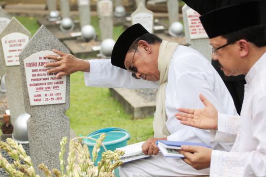 Foke temani Habibie ziarah ke makam Ainun