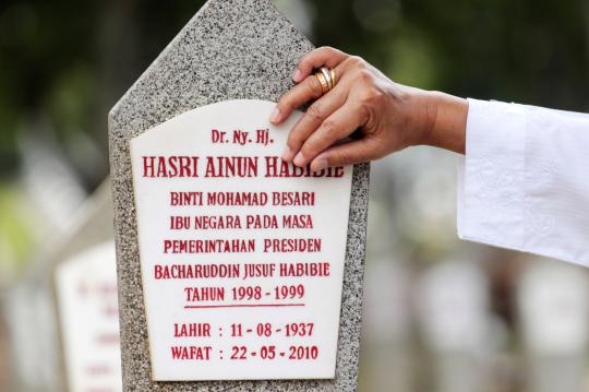 Foke temani Habibie ziarah ke makam Ainun