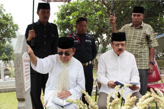 Foke temani Habibie ziarah ke makam Ainun