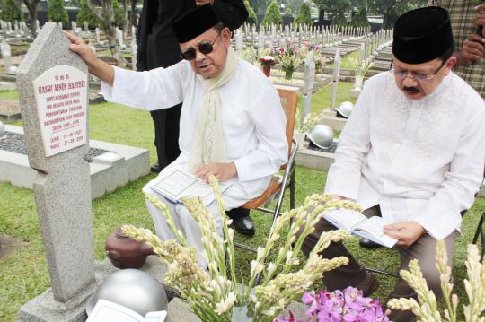 Foke temani Habibie ziarah ke makam Ainun