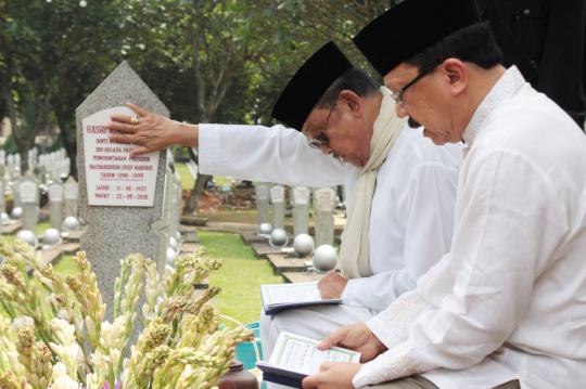 Foke temani Habibie ziarah ke makam Ainun