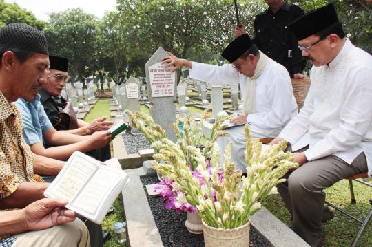 Foke temani Habibie ziarah ke makam Ainun