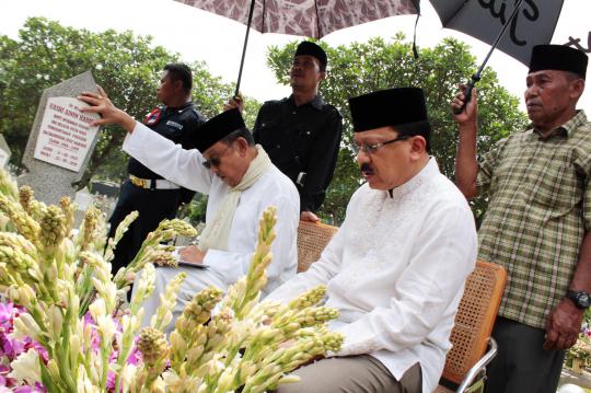 Foke temani Habibie ziarah ke makam Ainun