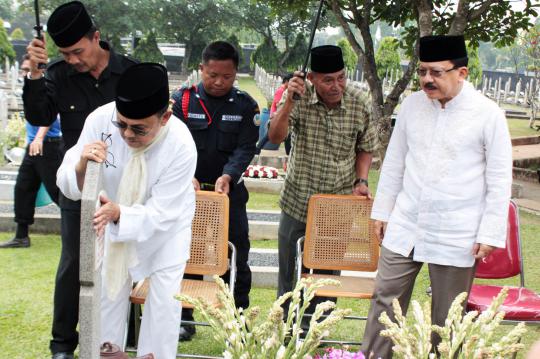 Foke temani Habibie ziarah ke makam Ainun