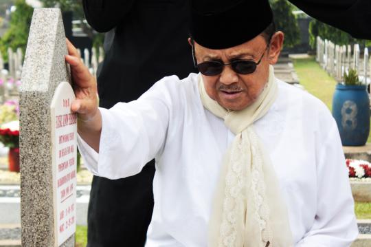 Foke temani Habibie ziarah ke makam Ainun