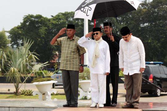 Foke temani Habibie ziarah ke makam Ainun