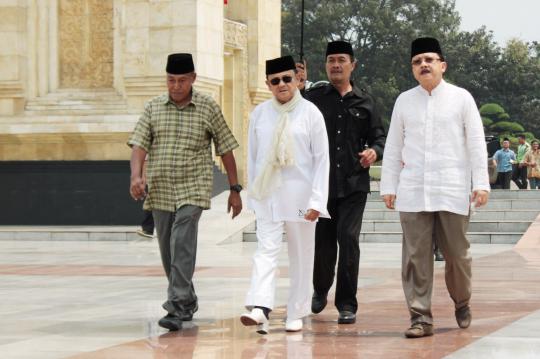 Foke temani Habibie ziarah ke makam Ainun