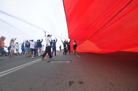 Dukung Timnas U-19, warga kibarkan bendera merah putih raksasa