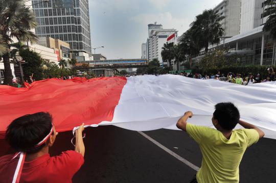 Dukung Timnas U-19, warga kibarkan bendera merah putih raksasa