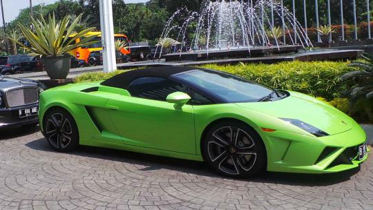 Sambangi Kantor Jokowi, Hotman Paris pakai Lamborghini hijau