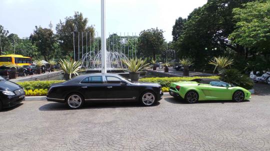 Sambangi Kantor Jokowi, Hotman Paris pakai Lamborghini hijau