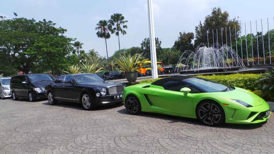 Sambangi Kantor Jokowi, Hotman Paris pakai Lamborghini hijau