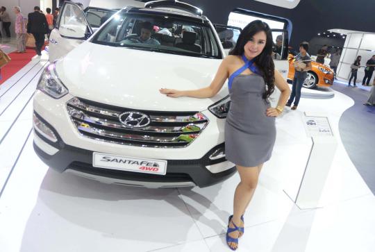 Pesona model seksi hiasi pameran otomotif IIMS 2013