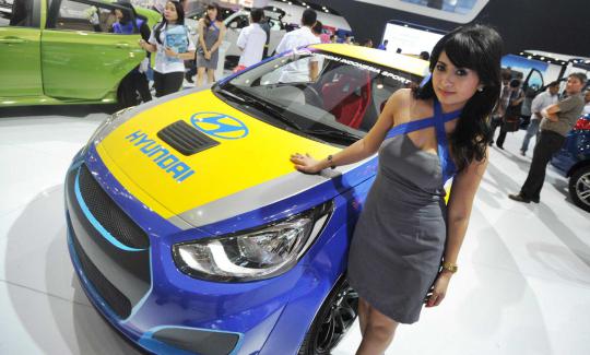 Pesona model seksi hiasi pameran otomotif IIMS 2013