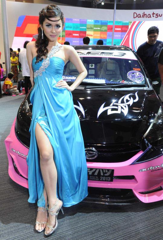 Pesona model seksi hiasi pameran otomotif IIMS 2013