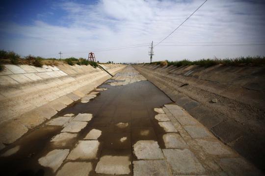 Meratapi kering kerontang Sungai Shiyang akibat pemanasan global